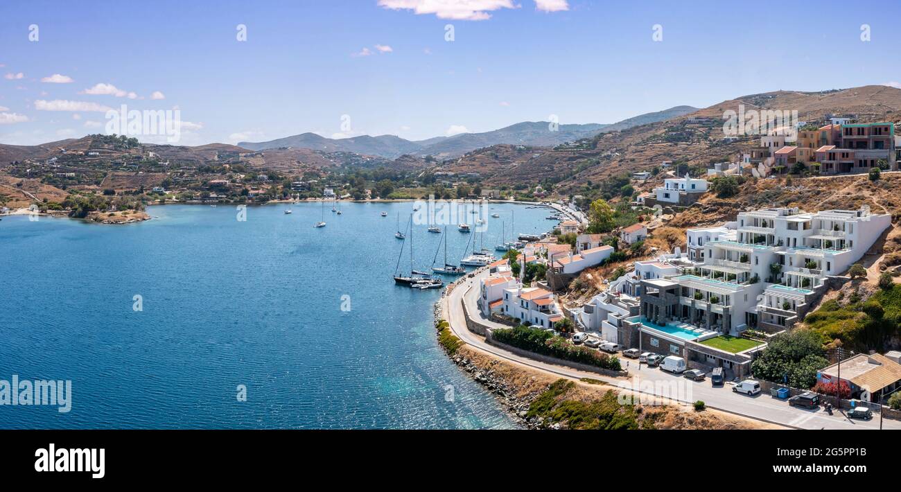 Isola di Kea Tzia. Grecia, Cicladi. Drone, vista aerea. Barche ormeggiate al porto turistico di Vourkari, lussuoso hotel sul mare. Cielo blu, acqua di mare increspata sfondo. Foto Stock