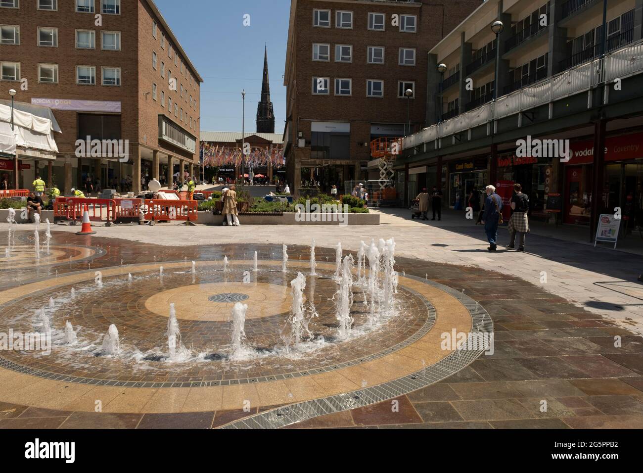 Centro commerciale Upper Precinct nella città britannica della cultura 2021 il 23 giugno 2021 a Coventry, Regno Unito. L'area dello shopping di Coventrys Upper Precinct, una volta parte della zona pedonale del centro della città del dopoguerra, è in fase di riqualificazione dal 2019, e ora è stata rivelata includendo le caratteristiche dell'acqua. La Città della Cultura del Regno Unito è una designazione data ad una città nel Regno Unito per un periodo di un anno. L'obiettivo dell'iniziativa, amministrata dal Dipartimento per il digitale, la cultura, i media e lo sport. Coventry è una città che è sotto una grande scala e la rigenerazione attuale. Foto Stock