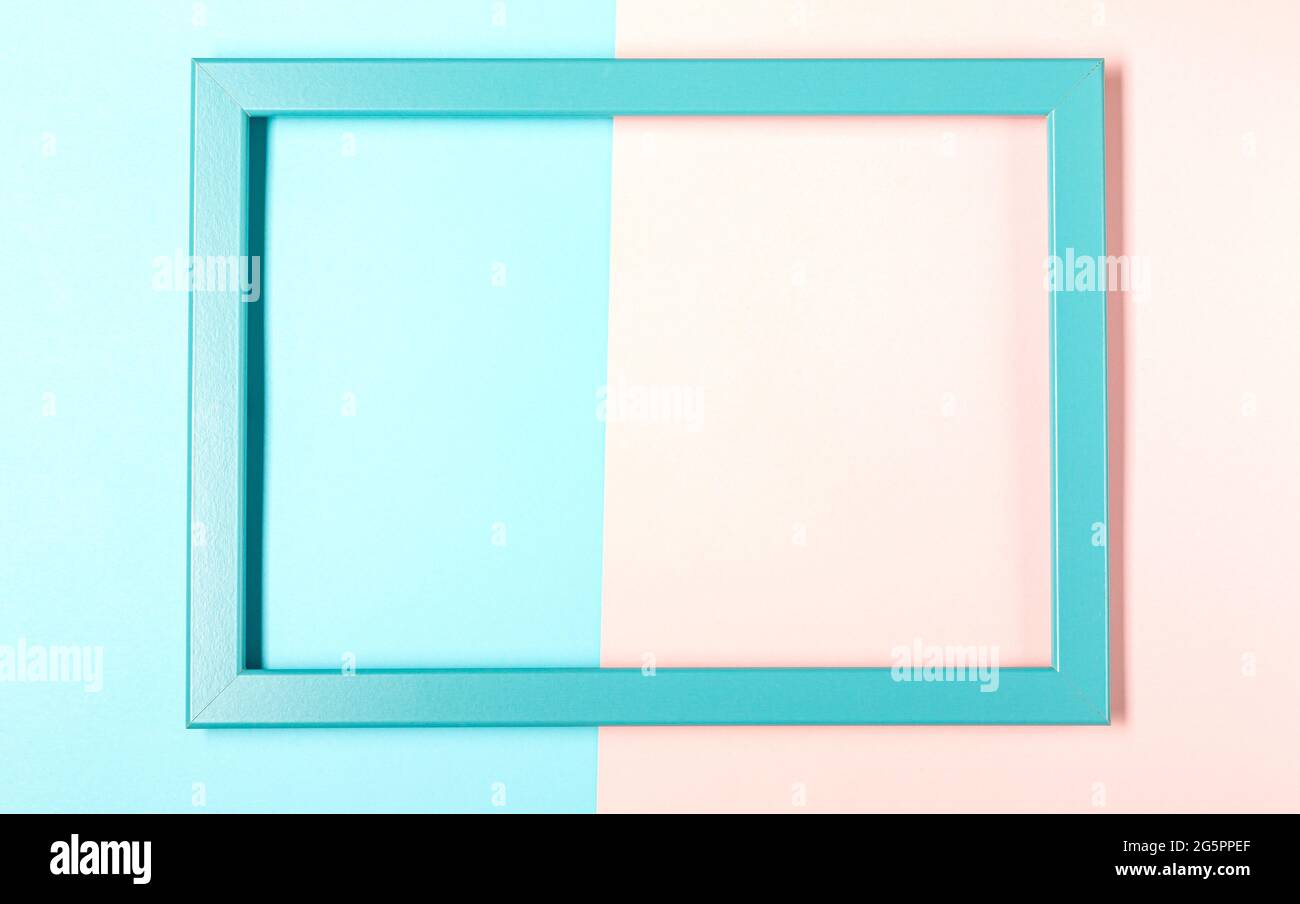 Cornice con ombra su sfondo rosa e blu pastello Foto Stock