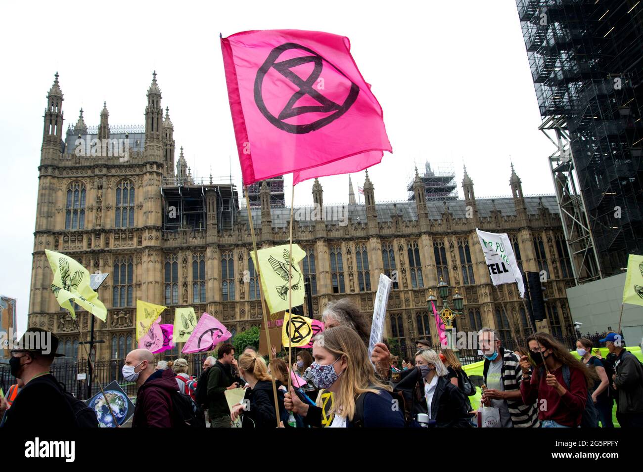Parliament Square, Londra 27 giugno 2021. Protesta organizzata dalla Extinction Rebellion che esorta i media tradizionali a dire la verità sul cambiamento climatico. Foto Stock