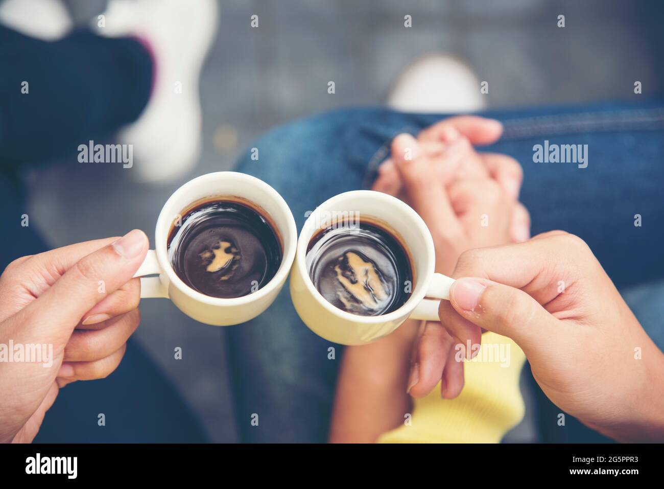 concetto di amante del caffè. Primo piano le mani della donna che tengono una tazza di caffè. Bere il caffè rende le persone fresche e più concentrato sul lavoro. Inverno bisogno di bevanda calda Foto Stock