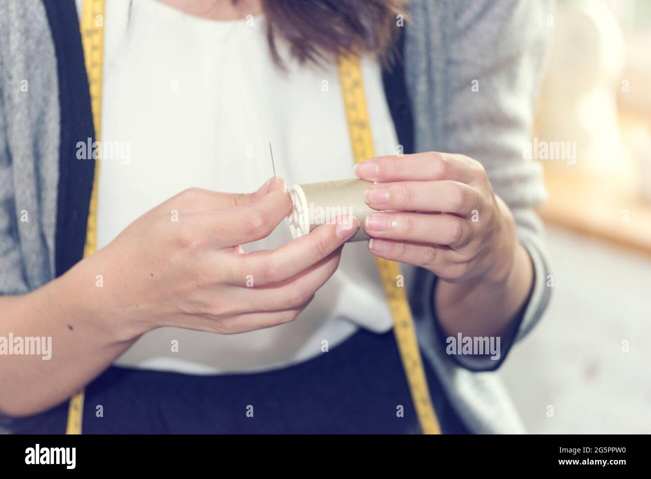 Capo di vestiario donna cucire filo con metro nastro. Design e capo di abbigliamento Foto Stock