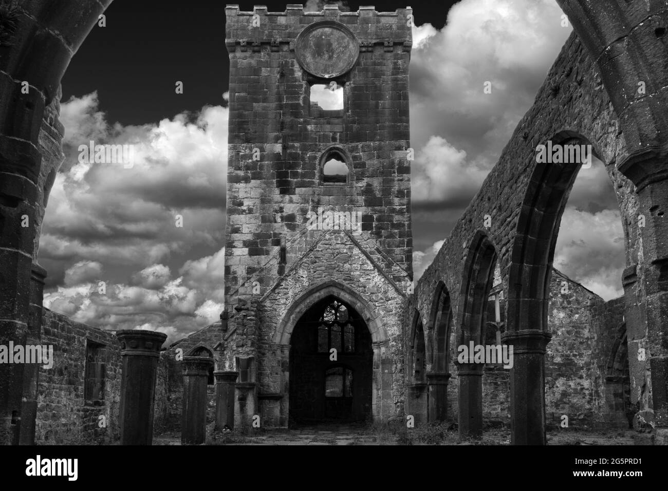 La chiesa di San Tommaso a Becket a Heptonstall, nello Yorkshire, fu costruita tra il 1256 e il 1260, ma dopo i danni provocati dalla tempesta nel 1847 fu sostituita da una nuova chiesa. Foto Stock