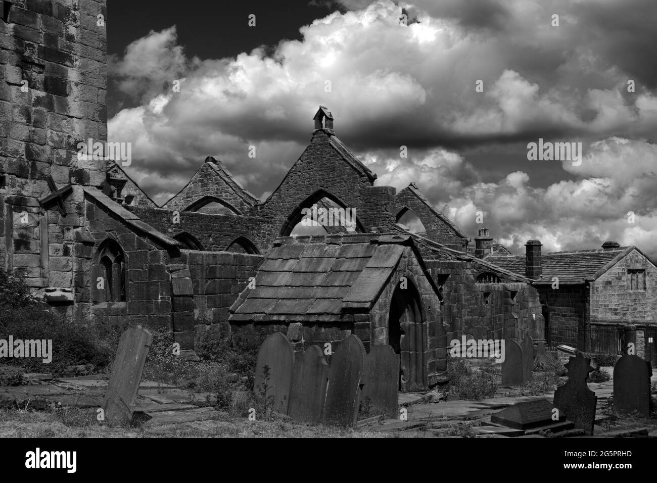 La chiesa di San Tommaso a Becket a Heptonstall, nello Yorkshire, fu costruita tra il 1256 e il 1260, ma dopo i danni provocati dalla tempesta nel 1847 fu sostituita da una nuova chiesa. Foto Stock