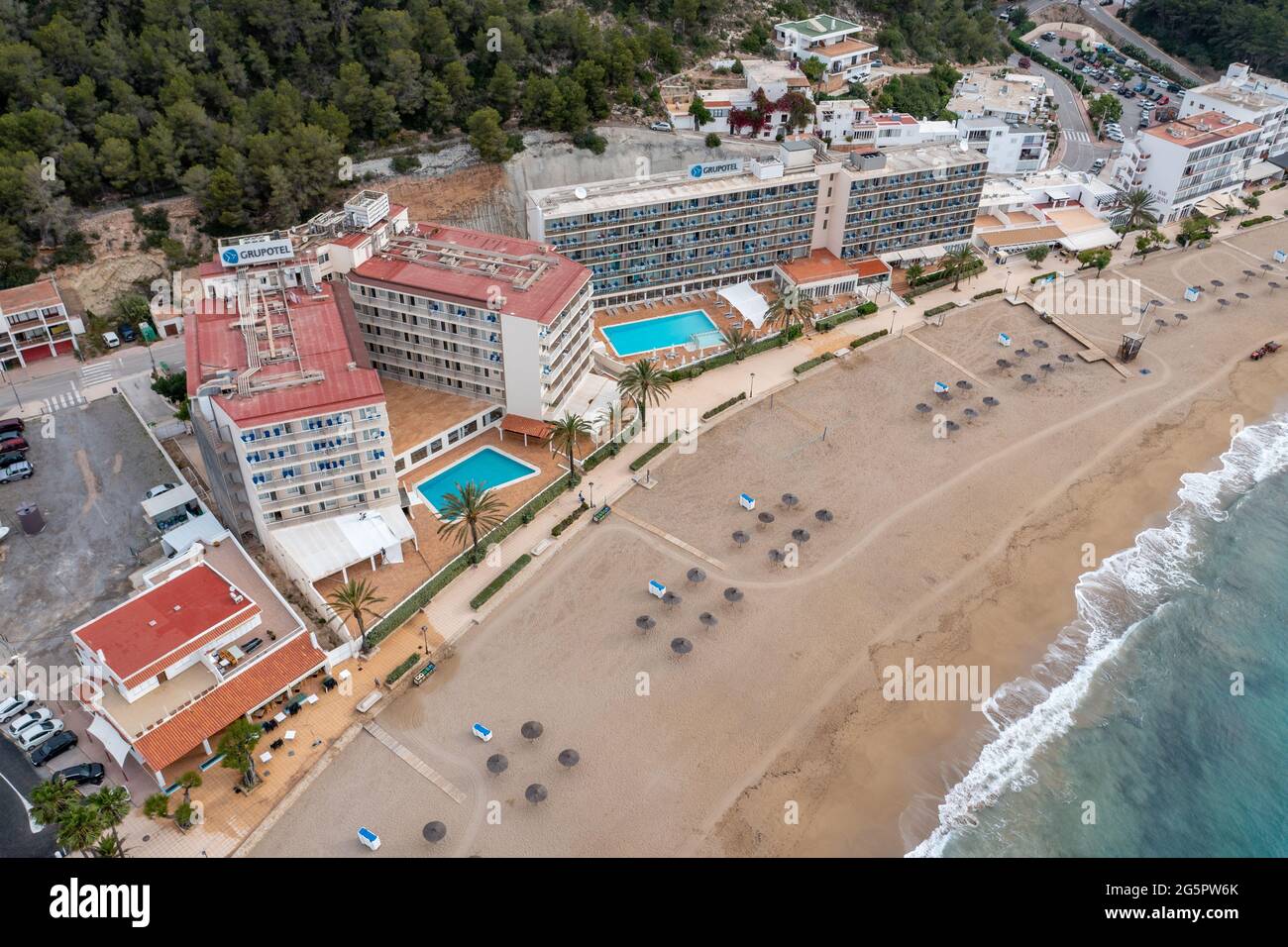 La foto del 4 giugno mostra la tranquilla spiaggia di Cala de Sant Vicent a Ibiza il Venerdì con pochissimi turisti sull'isola.le Isole Baleari sono state tenute fuori dalla lista verde e rimangono sulla lista ambra che ferma inglese vacanzieri.la prossima recensione è il 28 giugno. Foto Stock