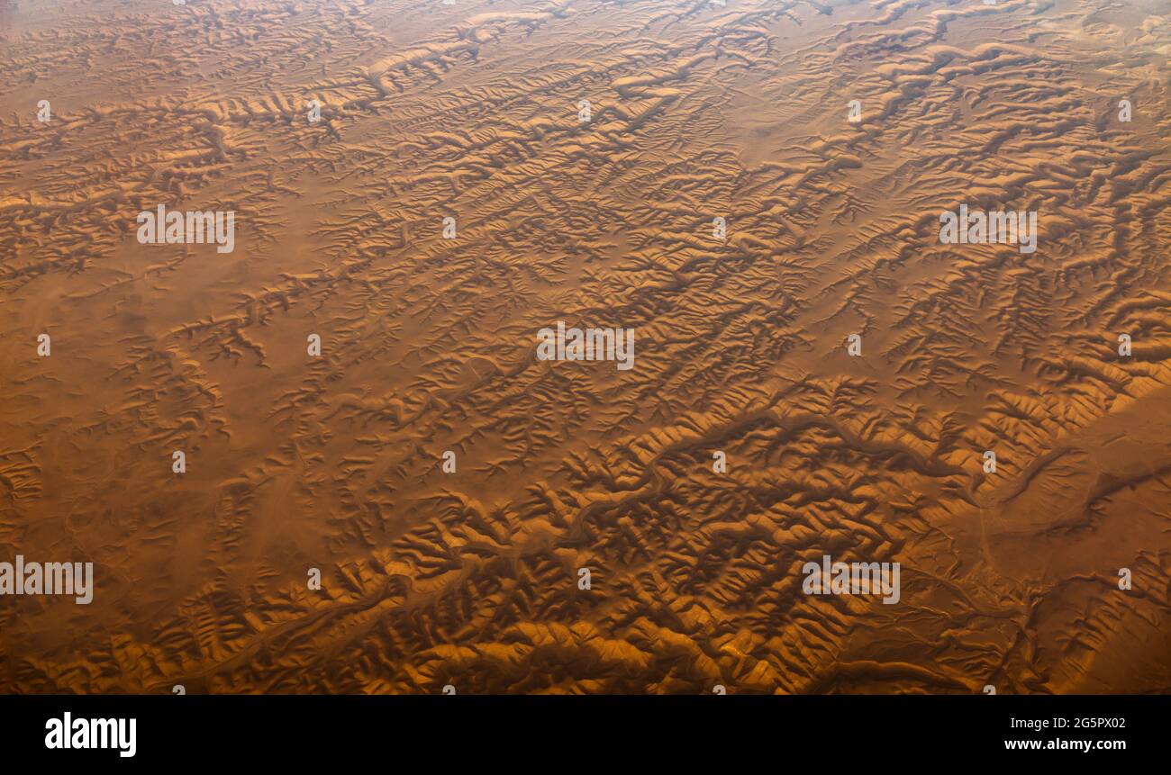vista panoramica aerea sulle dune di sabbia e i canyon del deserto asiatico Foto Stock