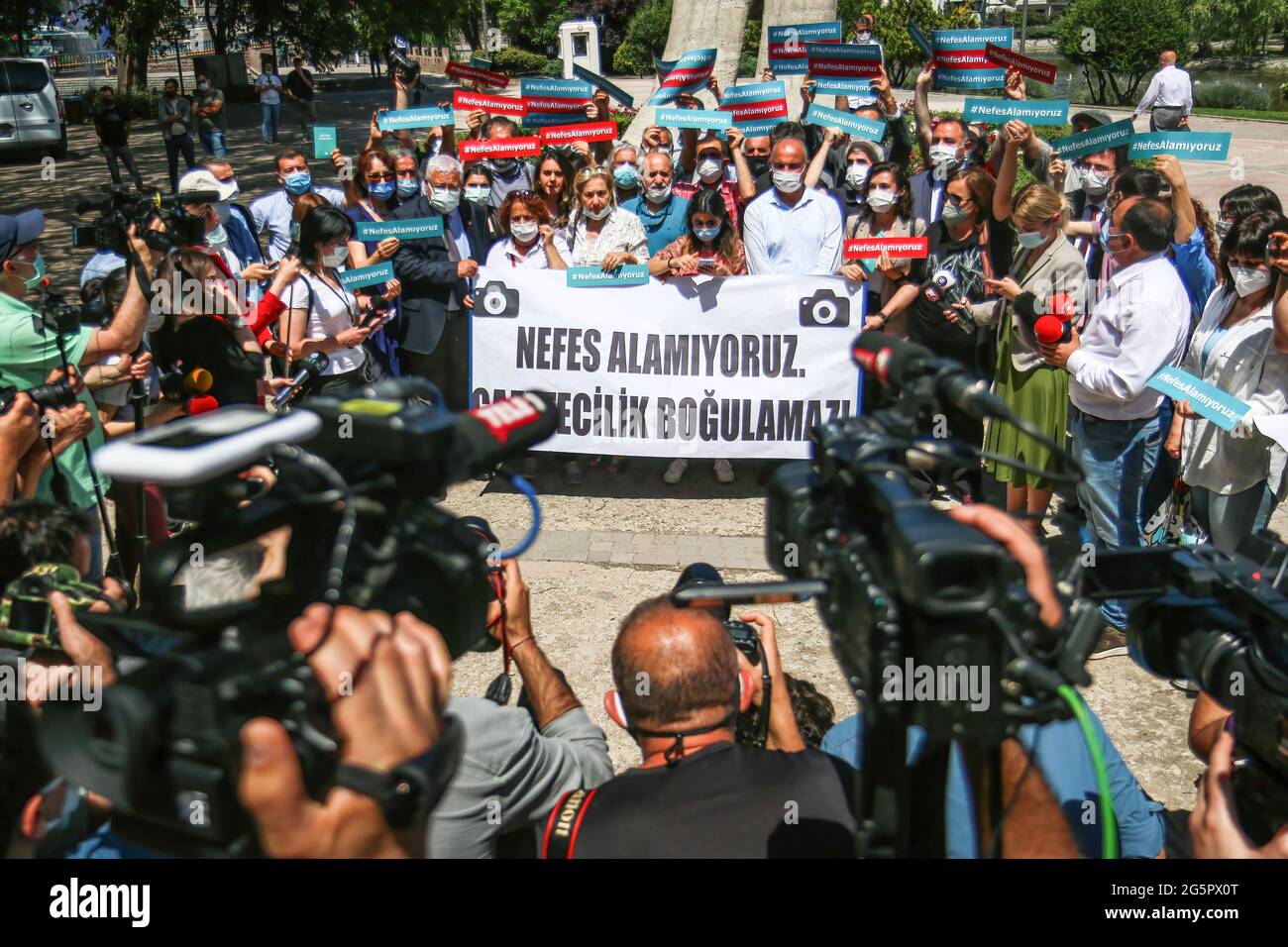 Ankara, Turchia. 29 Giugno 2021. I giornalisti hanno un banner che esprime le loro opinioni durante la manifestazione.le organizzazioni professionali dei media hanno tenuto una dichiarazione stampa di fronte all'Ufficio del Governatore di Ankara riguardo al fotogiornalista di Agence France-Presse (AFP) Bulent Kilic, detenuto durante il 19 marzo di Istanbul LGBTI Pride a Taksim, Istanbul. Credit: SOPA Images Limited/Alamy Live News Foto Stock