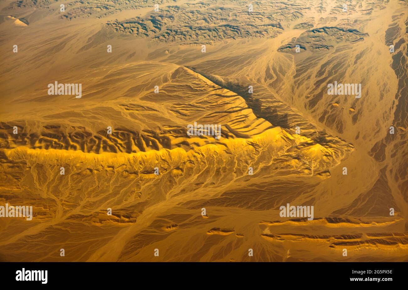 vista panoramica aerea sulle dune di sabbia e i canyon del deserto asiatico Foto Stock