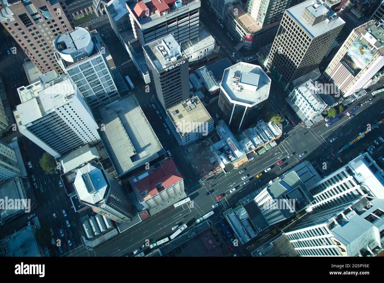 Vista dalla Sky Tower di Auckland guardando direttamente in basso su alti edifici e i loro tetti. Anche una strada, Auckland, Isola del Nord, Nuova Zelanda Foto Stock