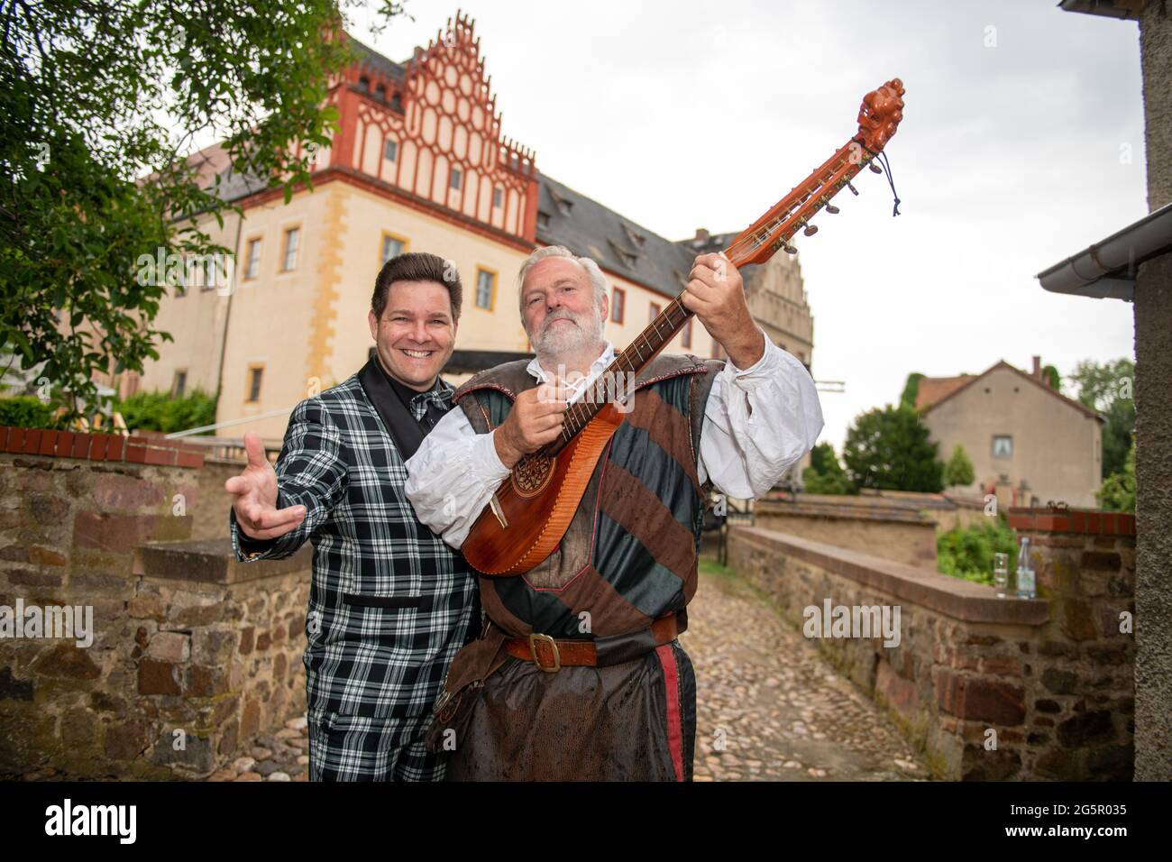 Konrad Schöpe (Firebirds) und „Schlossherr Jochen Rockstroh beim Pressetermin zum Firebirds Festival auf Schloss Trebbsen bei Grimma am 29.06.2021 Foto Stock