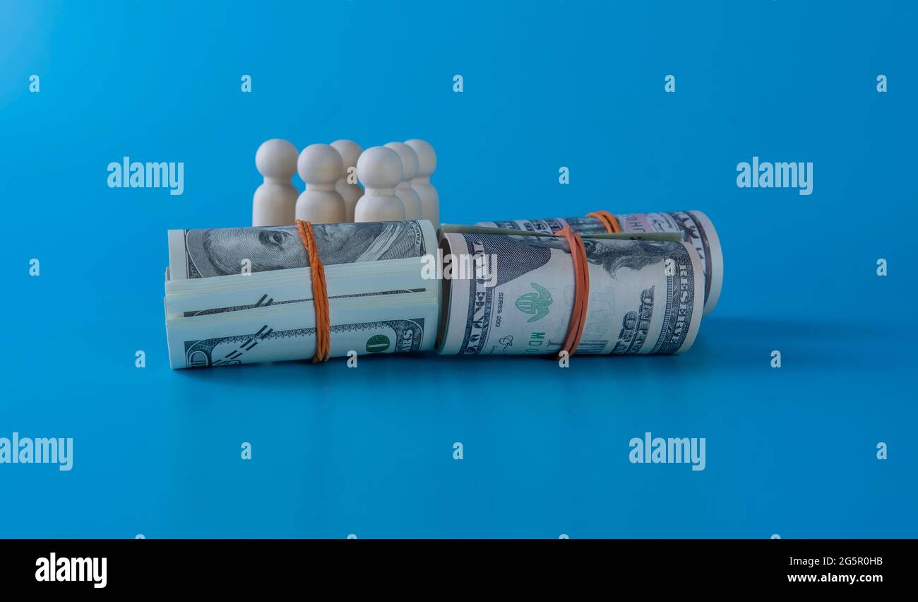 Figure di legno della gente che sta in piedi sul risparmio di soldi per investimento di concetto di finanza del fondo di investimento e pensione pensionamento.concetto di crescita finanziaria Foto Stock