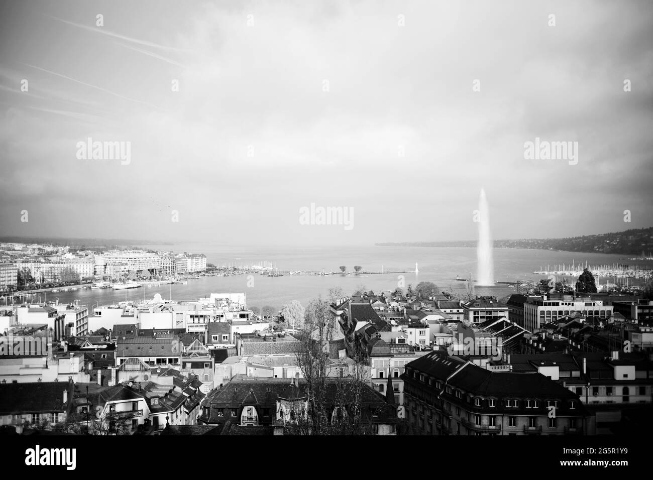 Vista del Jet d’Eau e del lago di Ginevra da st. Cattedrale di Pierre, Ginevra, Svizzera Foto Stock