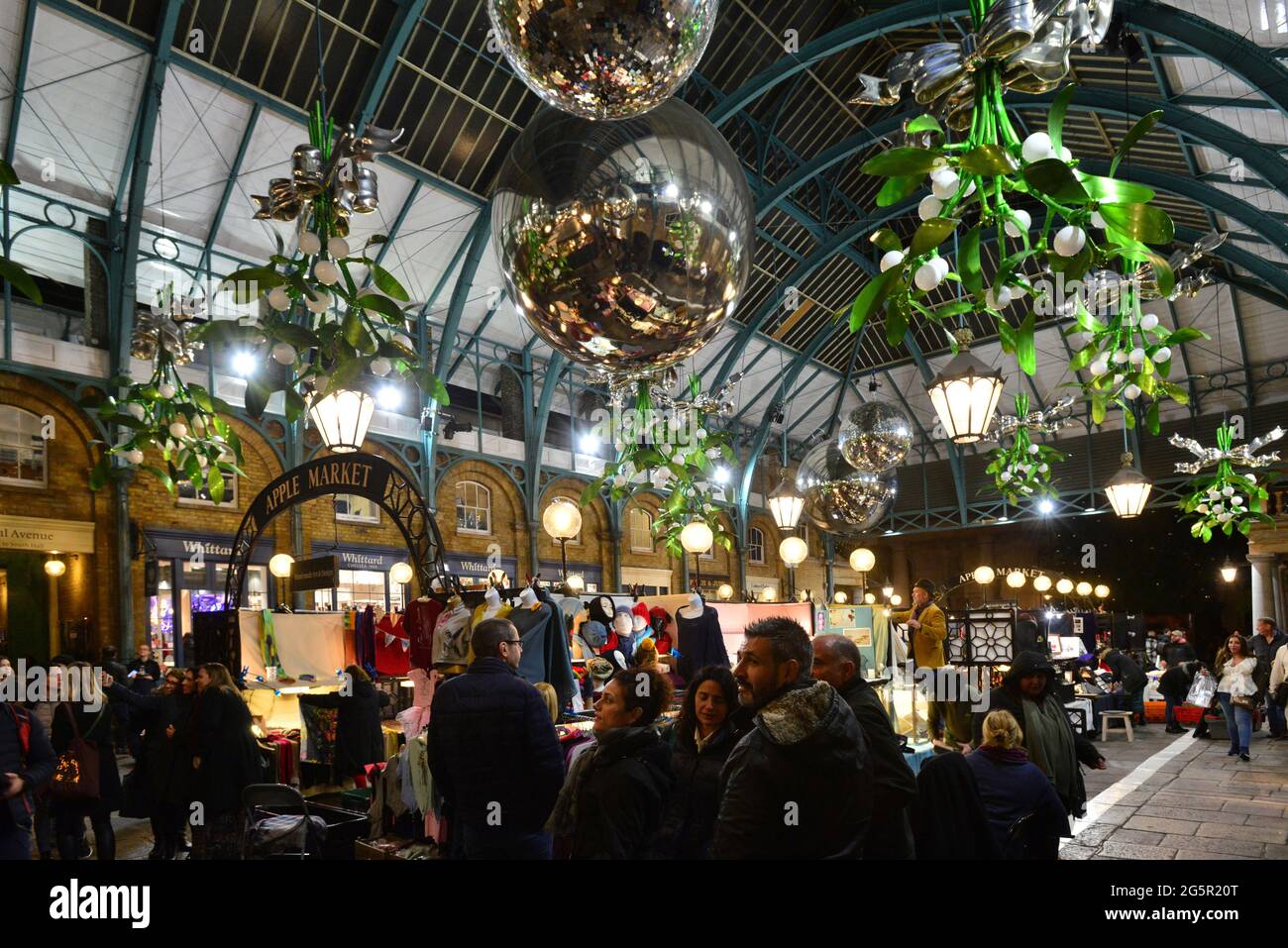 REGNO UNITO. INGHILTERRA. LONDRA. DECORAZIONE DI NATALE A COVENT GARDEN. Foto Stock