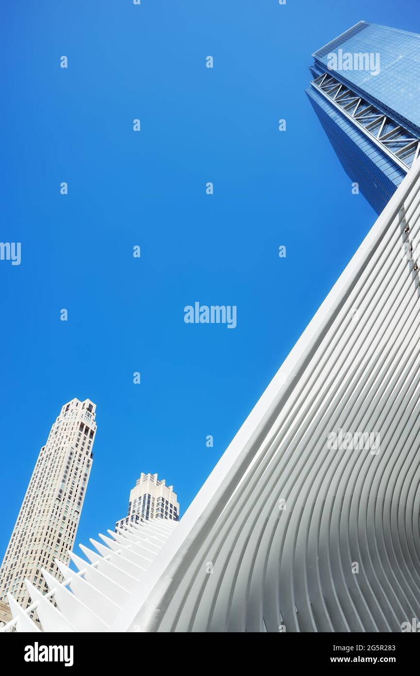 New York, USA - 05 luglio 2018: Guardando il World Trade Center Complex con Oculus Ribs (WTC Transportation Hub) contro il cielo blu. Foto Stock