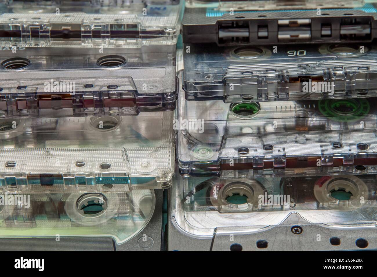 Immagine di sfondo da due pile di audiocassette Foto Stock