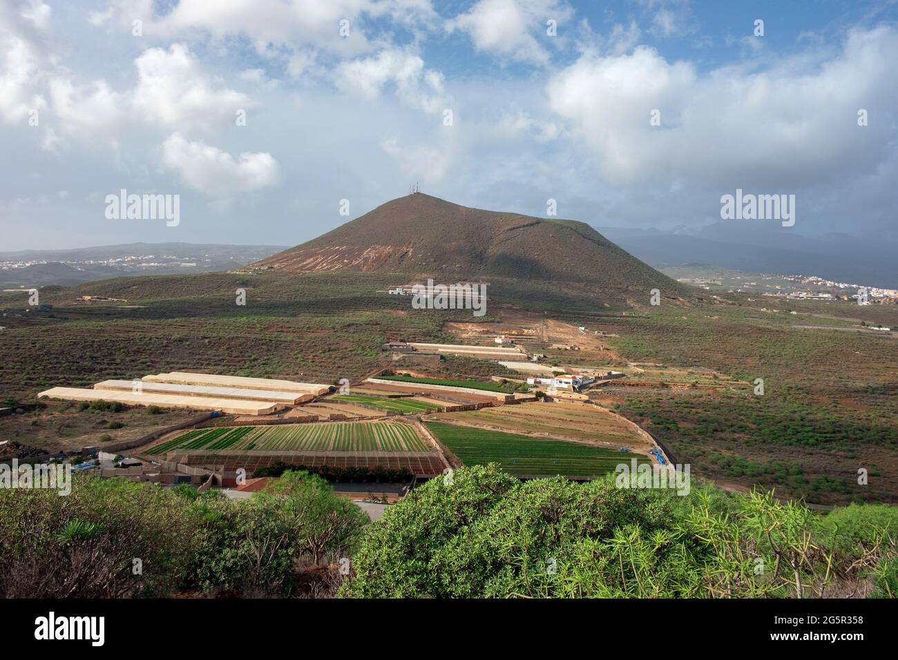 Vista rurale delle terre agricole e piccoli villaggi che circondano Montana Gorda, piccola cima vulcanica vicino al Charco del Pino, parte di Granadilla Foto Stock