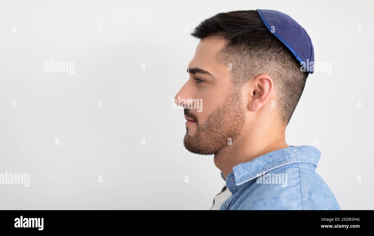 Primo piano ritratto di un uomo ebreo serio in kippa Foto Stock