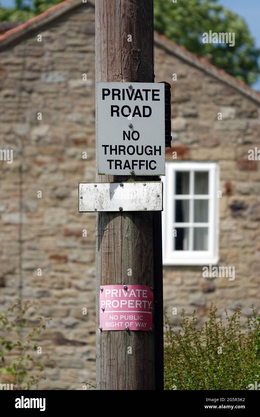 Cartello stradale privato vicino a Bedale. Tempo estivo, in campagna, North Yorkshire, Regno Unito Foto Stock