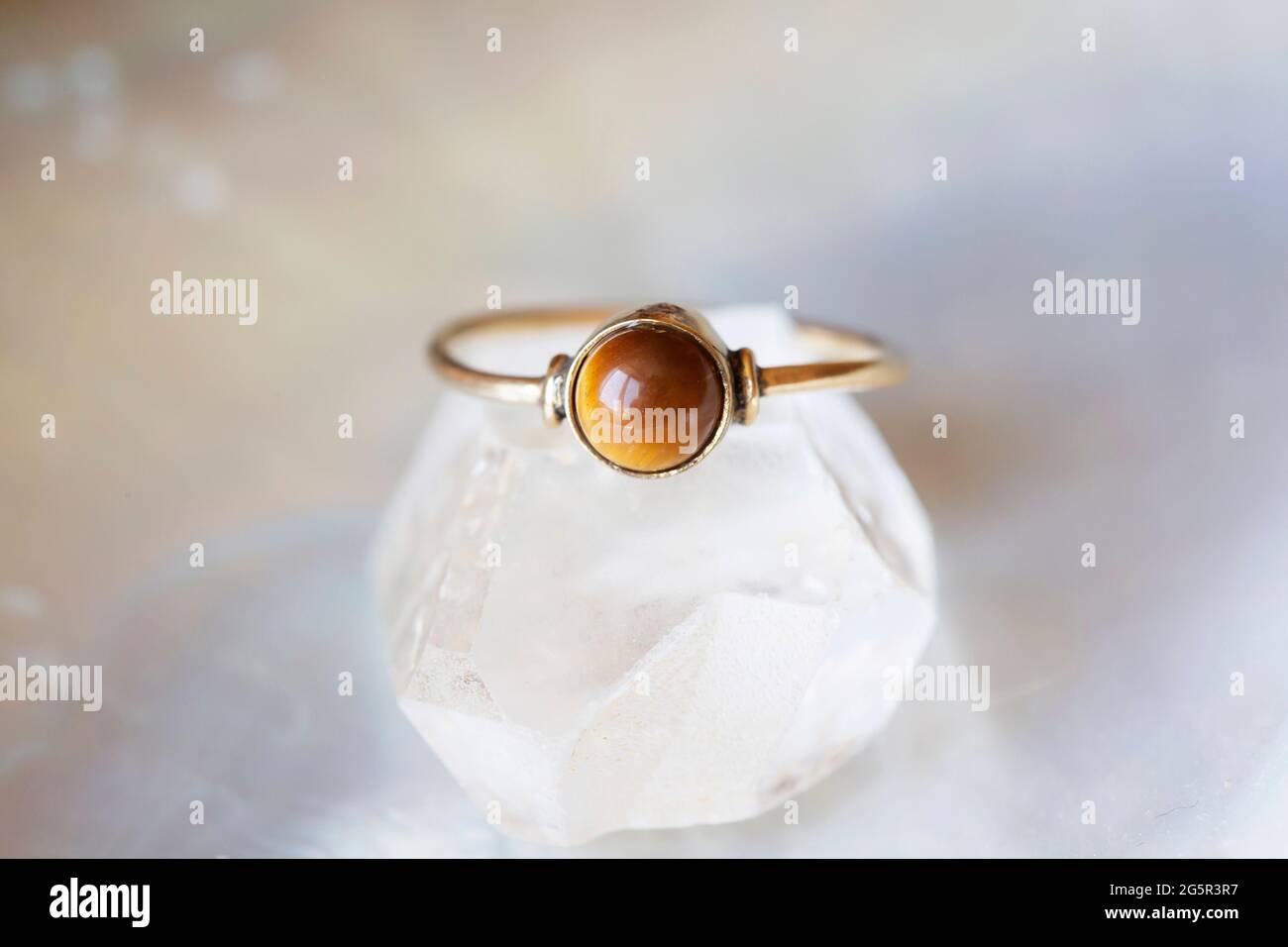 anello in ottone con pietra minerale su sfondo naturale Foto Stock