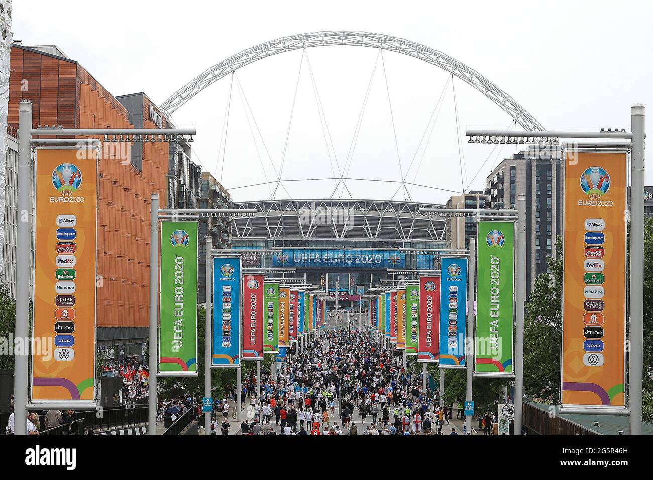 Londra, Regno Unito. 29 Giugno 2021. Vista generale dei tifosi che si fanno strada per lo stadio di Wembley lungo Wembley Way prima di iniziare. Scenes ahead off the UEFA Euro 2020 tournament last 16 match, England v Germany, Wembley Stadium, Londra martedì 29 giugno 2021. Questa immagine può essere utilizzata solo per scopi editoriali. pic by Steffan Bowen/Andrew Orchard sports photography/Alamy Live news Credit: Andrew Orchard sports photography/Alamy Live News Foto Stock