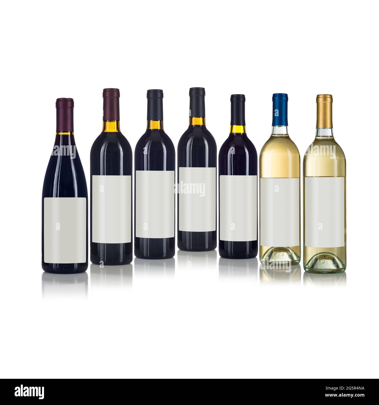 Bottiglie di vino con etichette vuote pronte per il tuo design e testo su sfondo bianco. Foto Stock