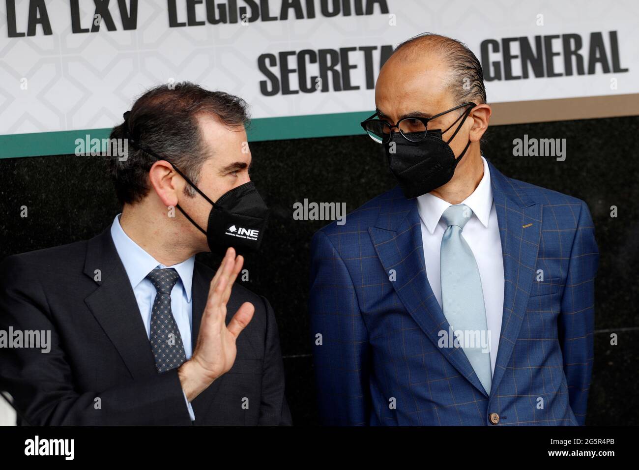 Città del Messico, Messico. 28 Giugno 2021. CITTÀ DEL MESSICO, MESSICO GIUGNO 28: Presidente dell'Istituto Nazionale elettorale (INE) del Messico, Lorenzo Córdova (L) e consigliere elettorale dell'Istituto Nazionale elettorale del Messico, Martin Faz, Durante la cerimonia di apertura della ricezione della documentazione elettorale dei deputati eletti a maggioranza relativa, effettuata dai rappresentanti distrettuali dell'INE, presso la Camera dei deputati messicana il 28 giugno 2021 a Città del Messico, Messico. (Foto di Eyepix/Sipa USA) Credit: Sipa USA/Alamy Live News Foto Stock