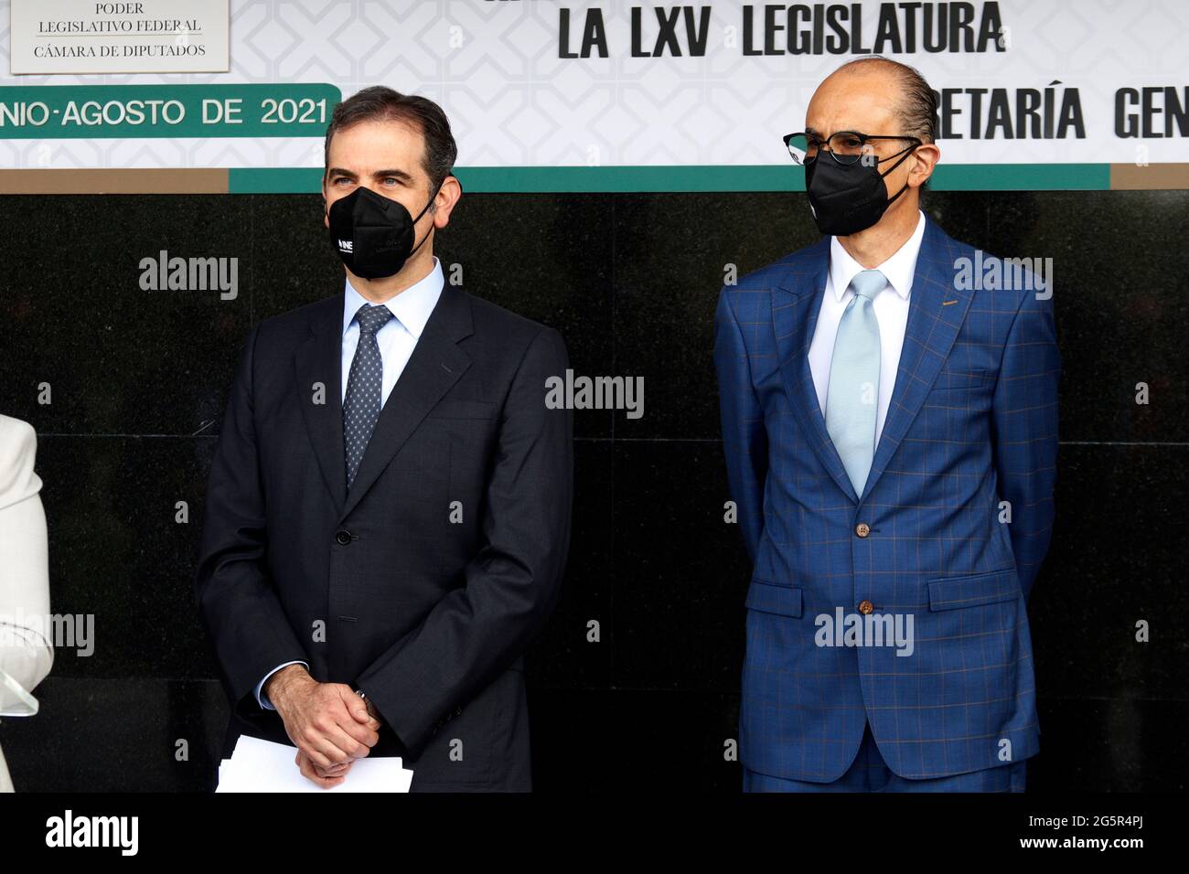 Città del Messico, Messico. 28 Giugno 2021. CITTÀ DEL MESSICO, MESSICO GIUGNO 28: Presidente dell'Istituto Nazionale elettorale (INE) del Messico, Lorenzo Córdova (L) e consigliere elettorale dell'Istituto Nazionale elettorale del Messico, Martin Faz, Durante la cerimonia di apertura della ricezione della documentazione elettorale dei deputati eletti a maggioranza relativa, effettuata dai rappresentanti distrettuali dell'INE, presso la Camera dei deputati messicana il 28 giugno 2021 a Città del Messico, Messico. (Foto di Eyepix/Sipa USA) Credit: Sipa USA/Alamy Live News Foto Stock