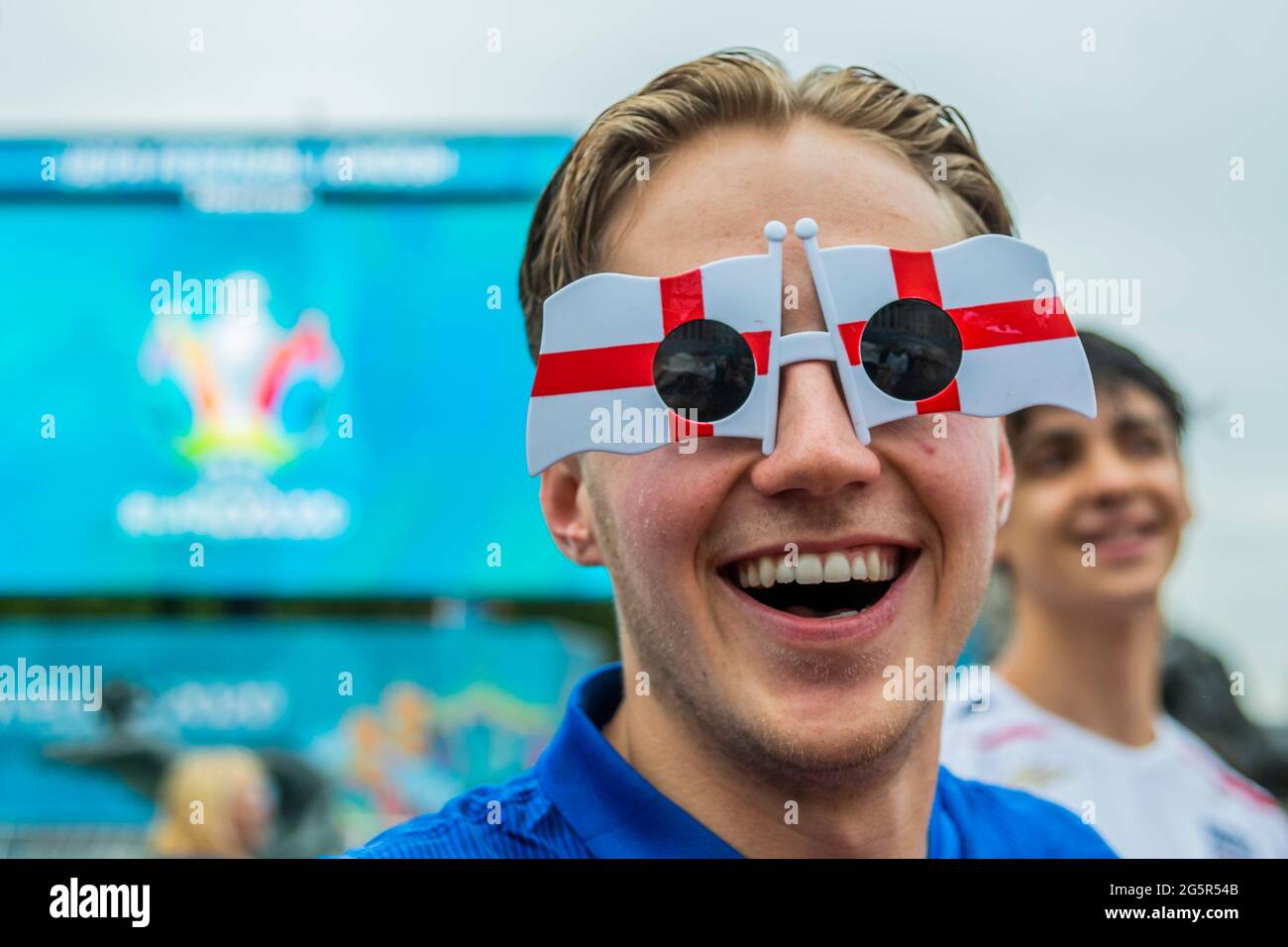 Londra, Regno Unito. 29 Giugno 2021. Tifosi che guardano la partita sul grande schermo nella Fan zone UEFA Euro 2020 a Trafalgar Square per la partita finale in piscina tra Inghilterra e Germania. Credit: Guy Bell/Alamy Live News Foto Stock