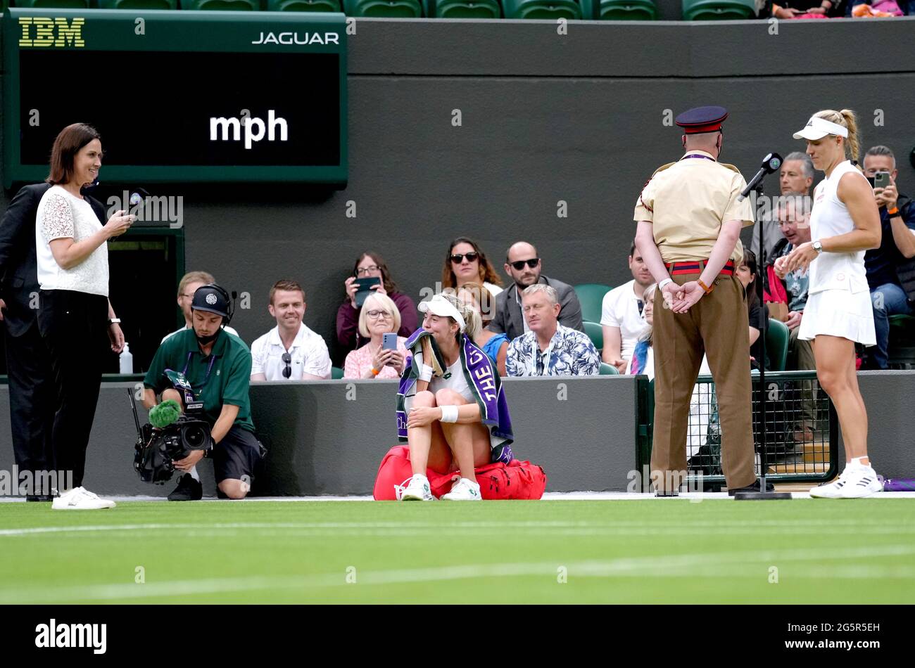 Angelique Curber (a destra) è intervistato da Lee McKenzie dopo aver vinto la sua prima partita femminile 'single match contro Nina Stojanovic (centro) sul campo uno il giorno due di Wimbledon al All England Lawn Tennis and Croquet Club, Wimbledon. Data immagine: Martedì 29 giugno 2021. Foto Stock