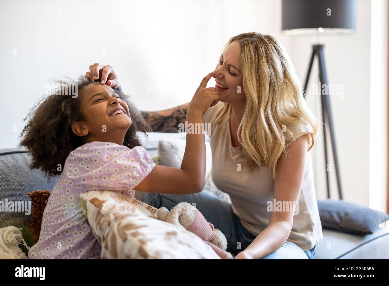 Madre e figlia divertendosi insieme a casa Foto Stock