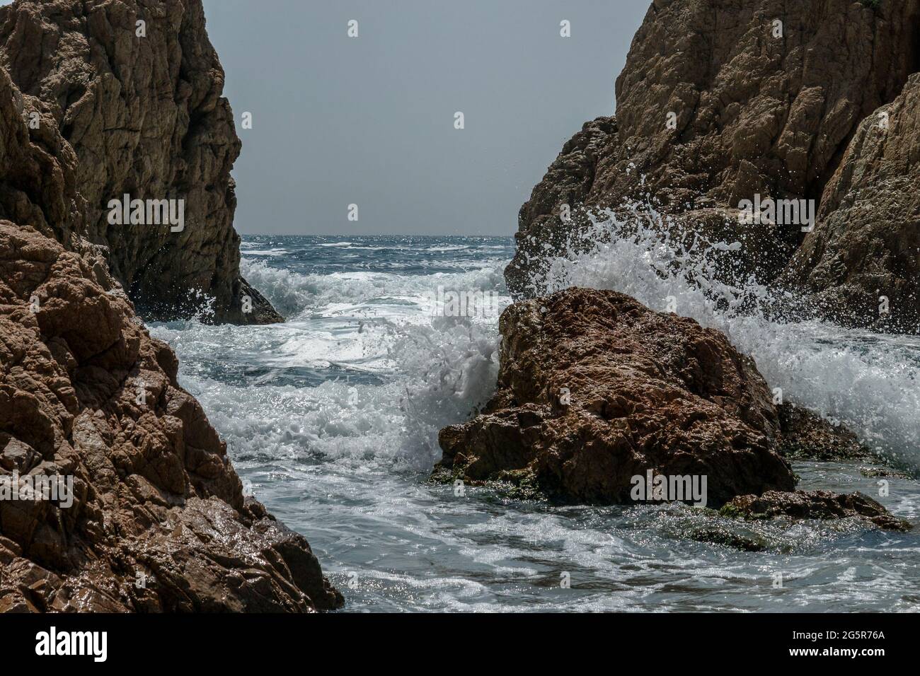 spruzzi d'acqua nelle rocce Foto Stock