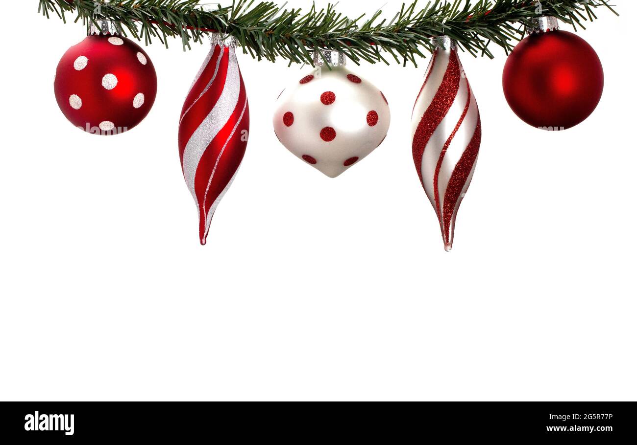 Sfondo con una linea di vari ornamenti di Natale rossi e bianchi Foto Stock