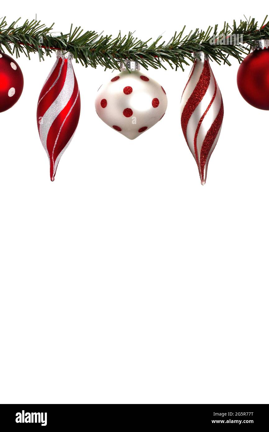 Sfondo con una linea di vari ornamenti di Natale rossi e bianchi Foto Stock