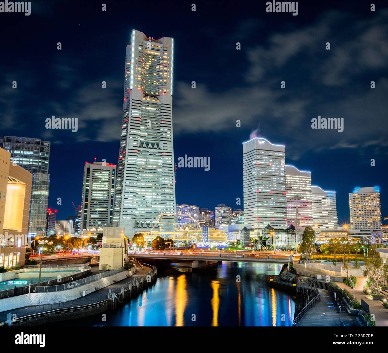 Vista dello skyline del quartiere del lungomare di Minatomirai a Yokohama, Giappone, con la Landmark Tower che si erge a 296.3 m (972 piedi) di altezza con 70 piani di abov Foto Stock