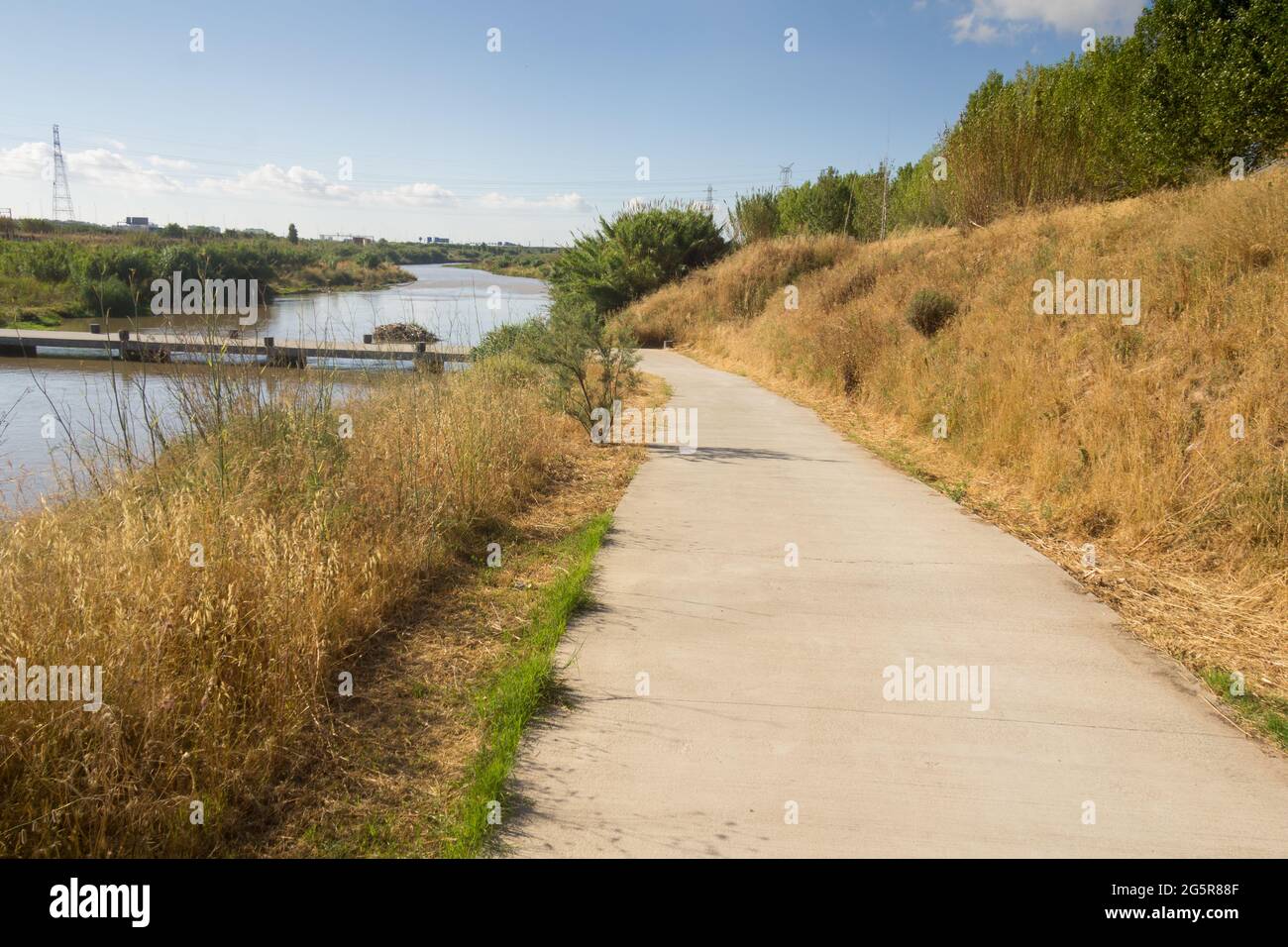 Sentieri e sentieri in montagna e vicino al fiume; sentieri per escursioni in bicicletta, a piedi, in corsa o a piedi. Foto Stock