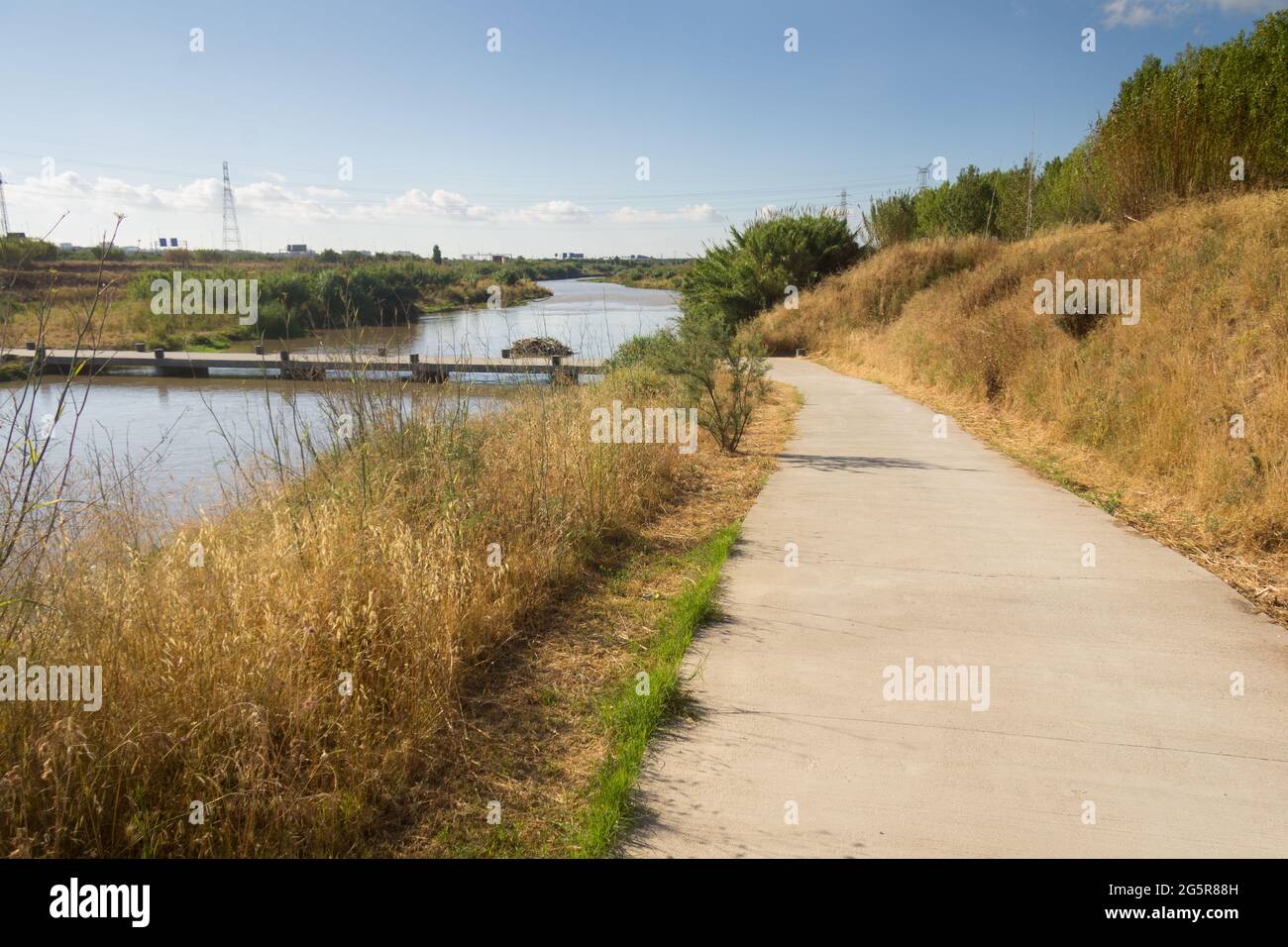 Sentieri e sentieri in montagna e vicino al fiume; sentieri per escursioni in bicicletta, a piedi, in corsa o a piedi. Foto Stock