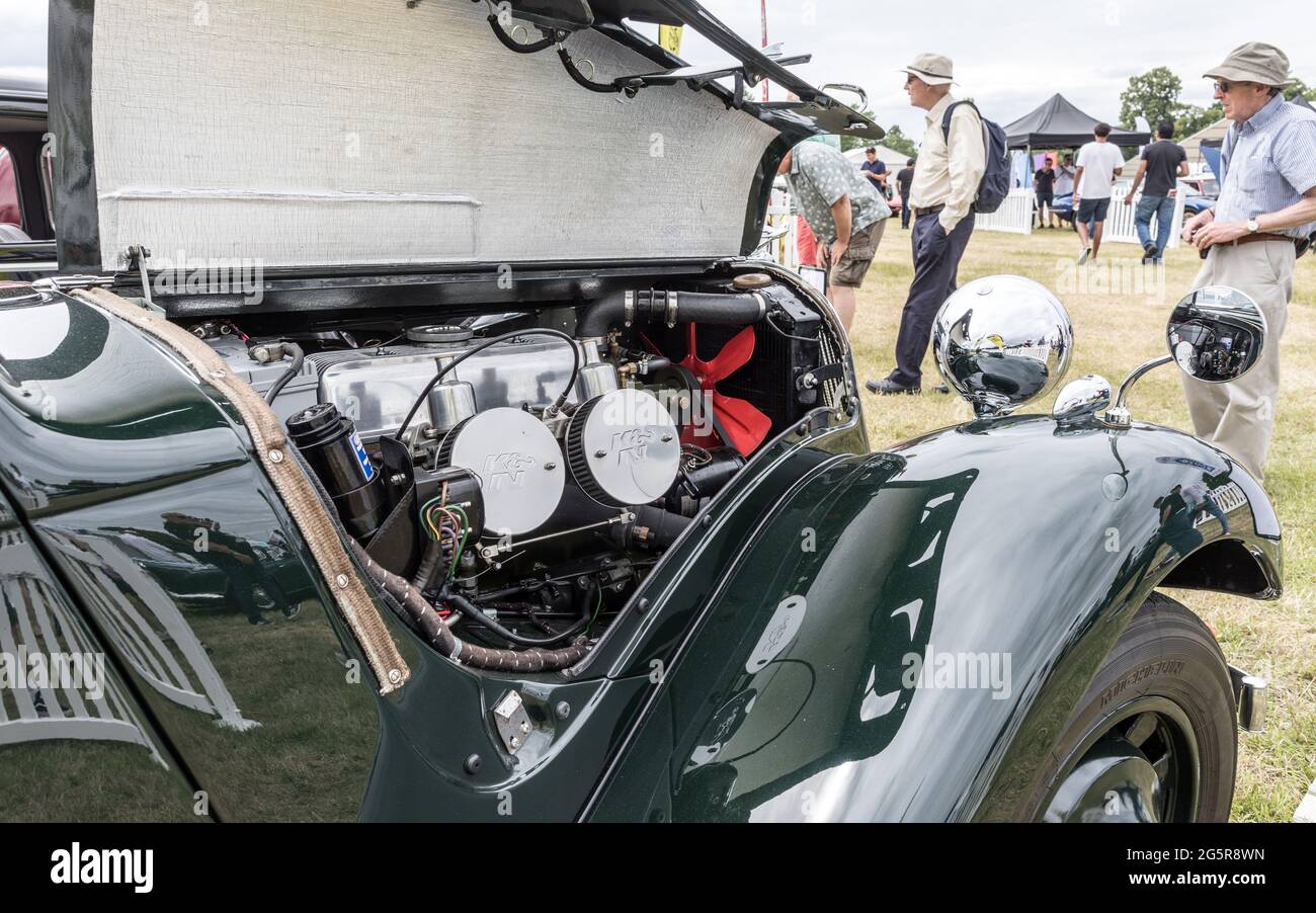 Il Bonnet aperto su una Citroen anni '30 al Classic Car Show Syon Park Londra UK 2021 Foto Stock