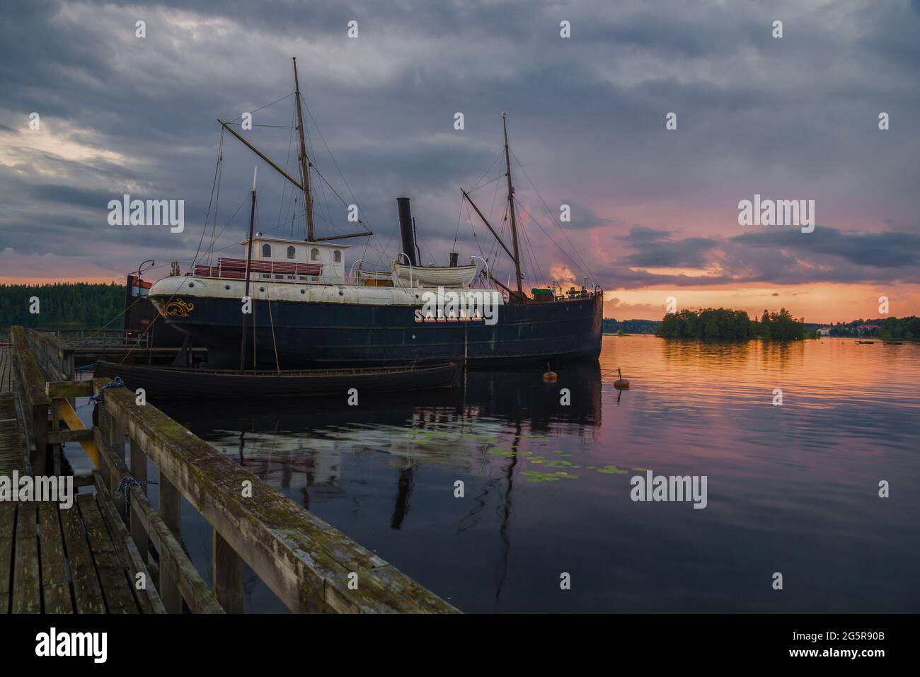 SAVONLINNA, FINLANDIA - 20 AGOSTO 2016: Vecchio piroscafo Salama nel museo delle navi antiche in una triste serata di giugno Foto Stock