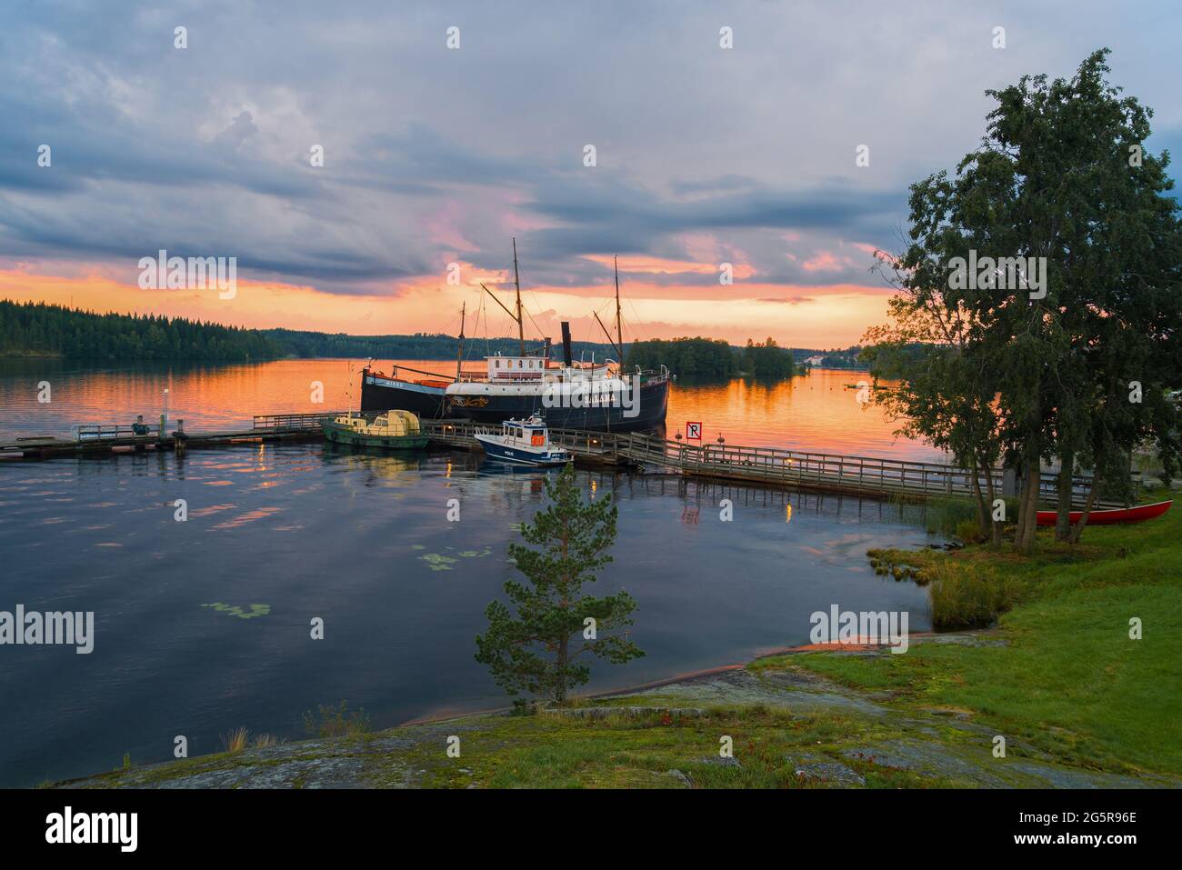 SAVONLINNA, FINLANDIA - 20 AGOSTO 2016: Sera nuvolosa di giugno sul lago Saimaa Foto Stock
