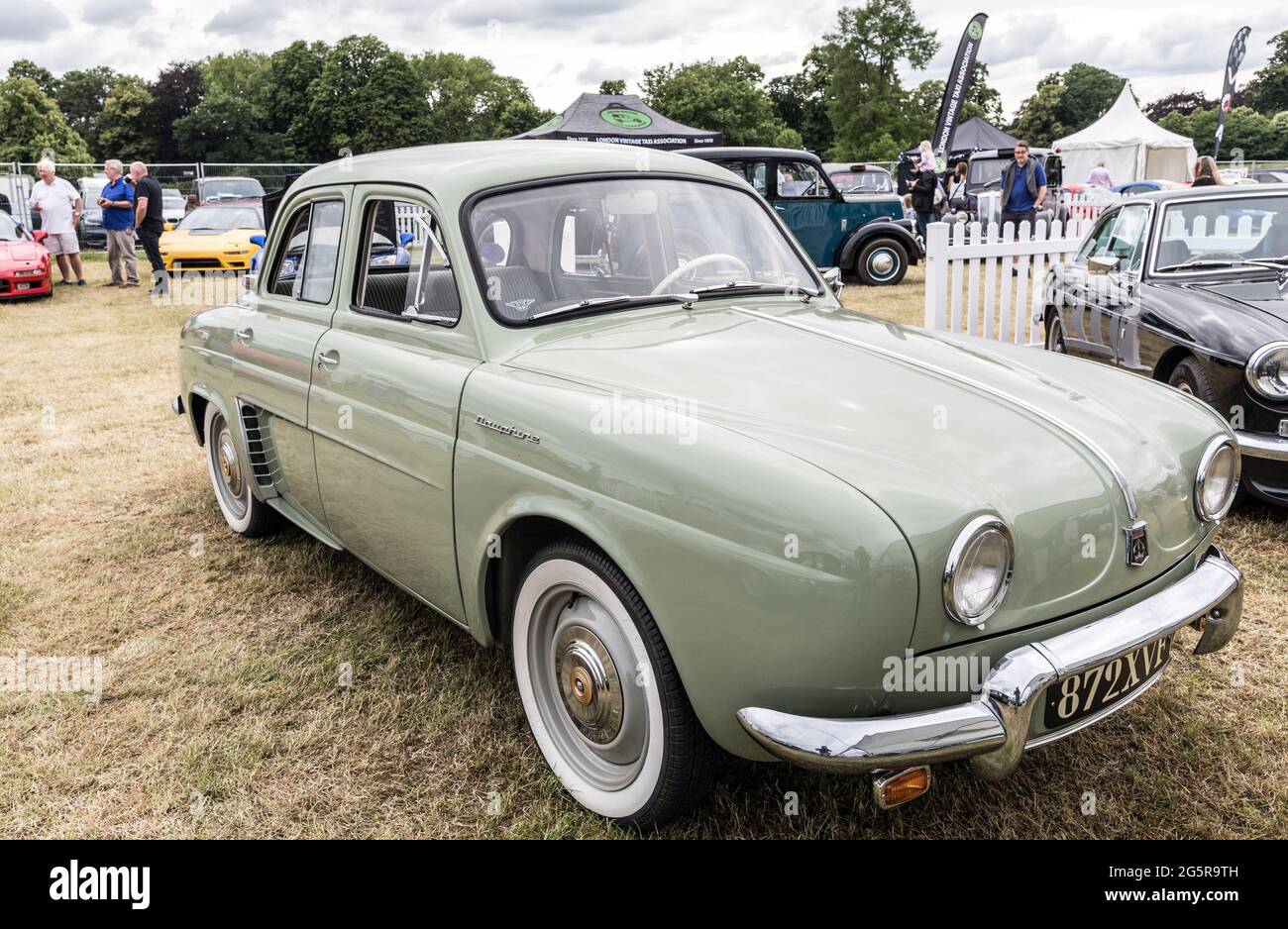A 1958 Renault Dauphine al Classic Car Show Syon Park 2021 Londra UK Foto Stock