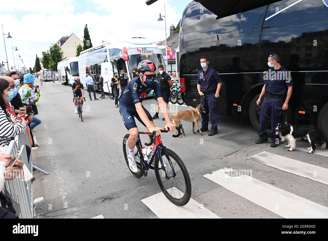 Francia, Fougeres, Redon, 29/06/2021, Tour de France 2021, fase 4, Redon a Fougeres. Tao Geoghegan Hart per il team Ineos Grenediers corre alla partenza dal loro team bus. Con cani sniffer della polizia in background. Foto Stock