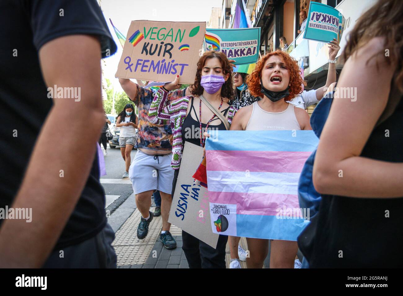 Ankara, Turchia. 29 Giugno 2021. I manifestanti cantano slogan mentre trasportano i segni durante la marcia della settimana del Pride. La polizia interviene con i teargas e detesta diversi manifestanti LGBTI mentre marciano attraverso Ankara con striscioni, cartelli e bandiere durante la settimana del Pride. Credit: SOPA Images Limited/Alamy Live News Foto Stock