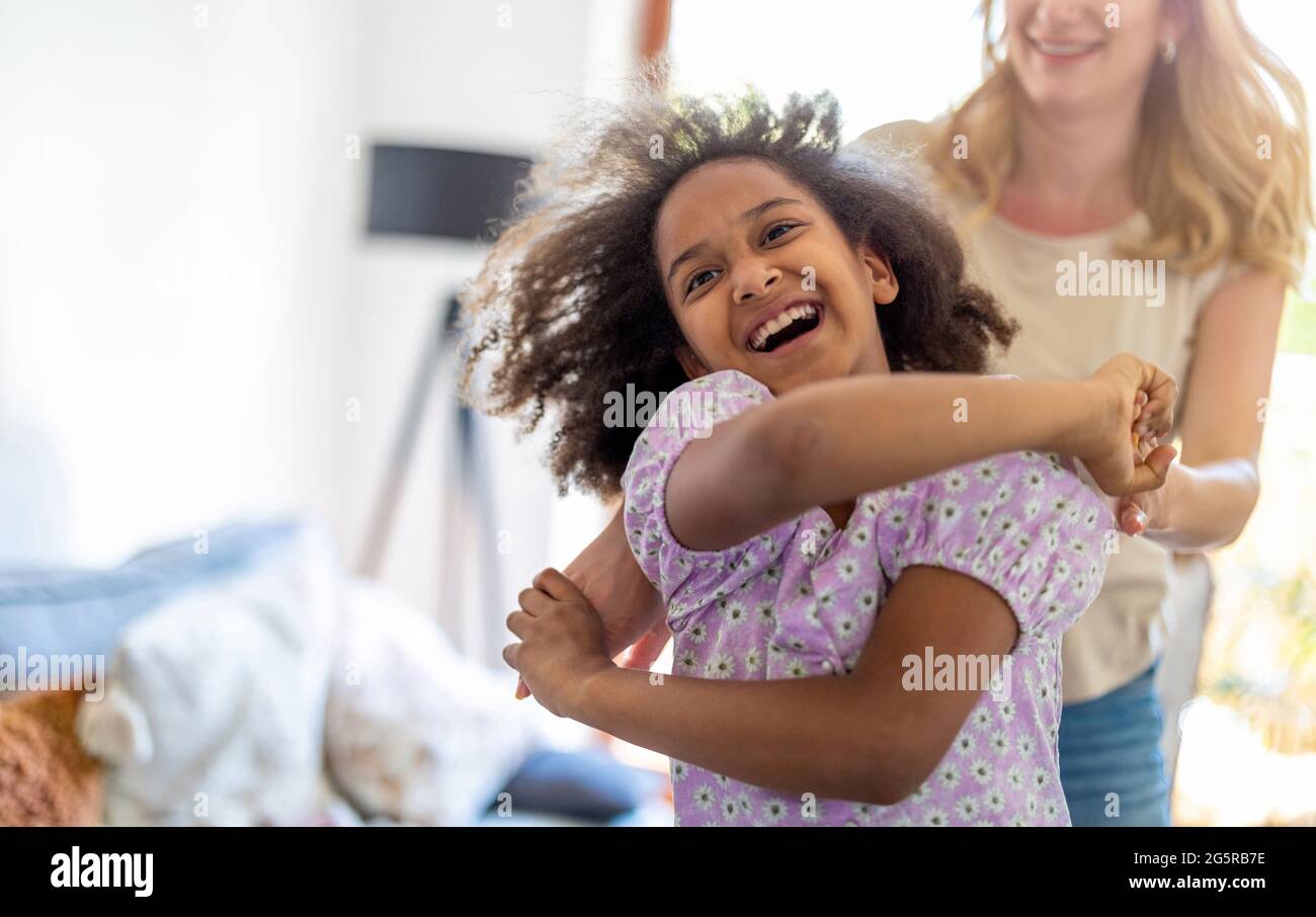 Giovane ragazza che danzava con la madre a casa Foto Stock