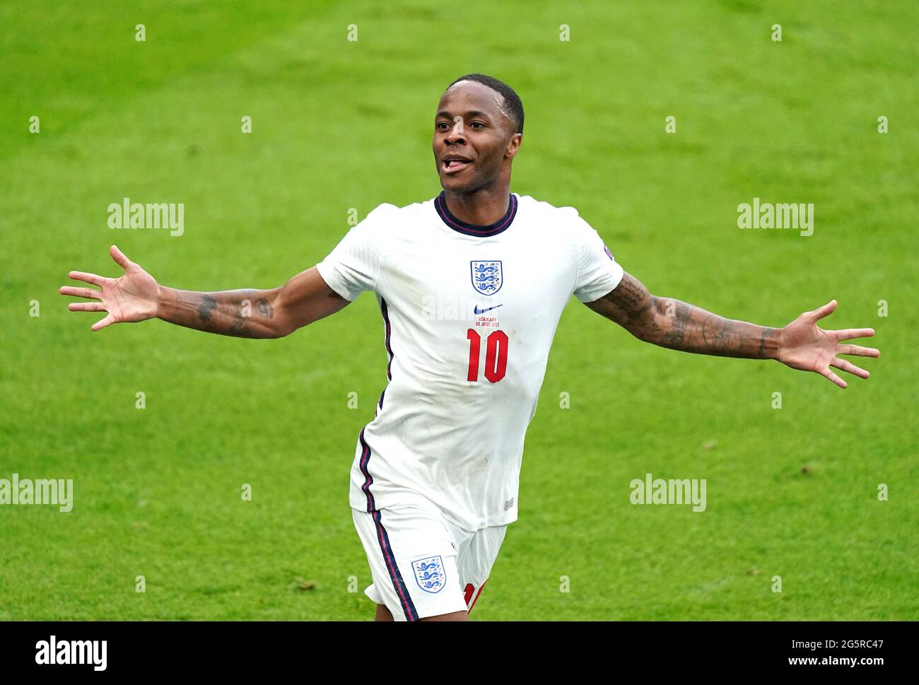 Il Raheem Sterling dell'Inghilterra celebra il primo gol della partita durante il round UEFA Euro 2020 del 16 al Wembley Stadium di Londra. Data immagine: Martedì 29 giugno 2021. Foto Stock