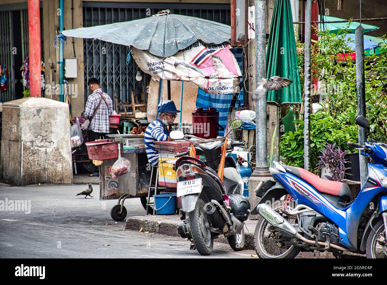 Bangkok, Thailandia 04.07.2021 persone asiatiche che vendono cibo tailandese per le strade di Bangkok Foto Stock