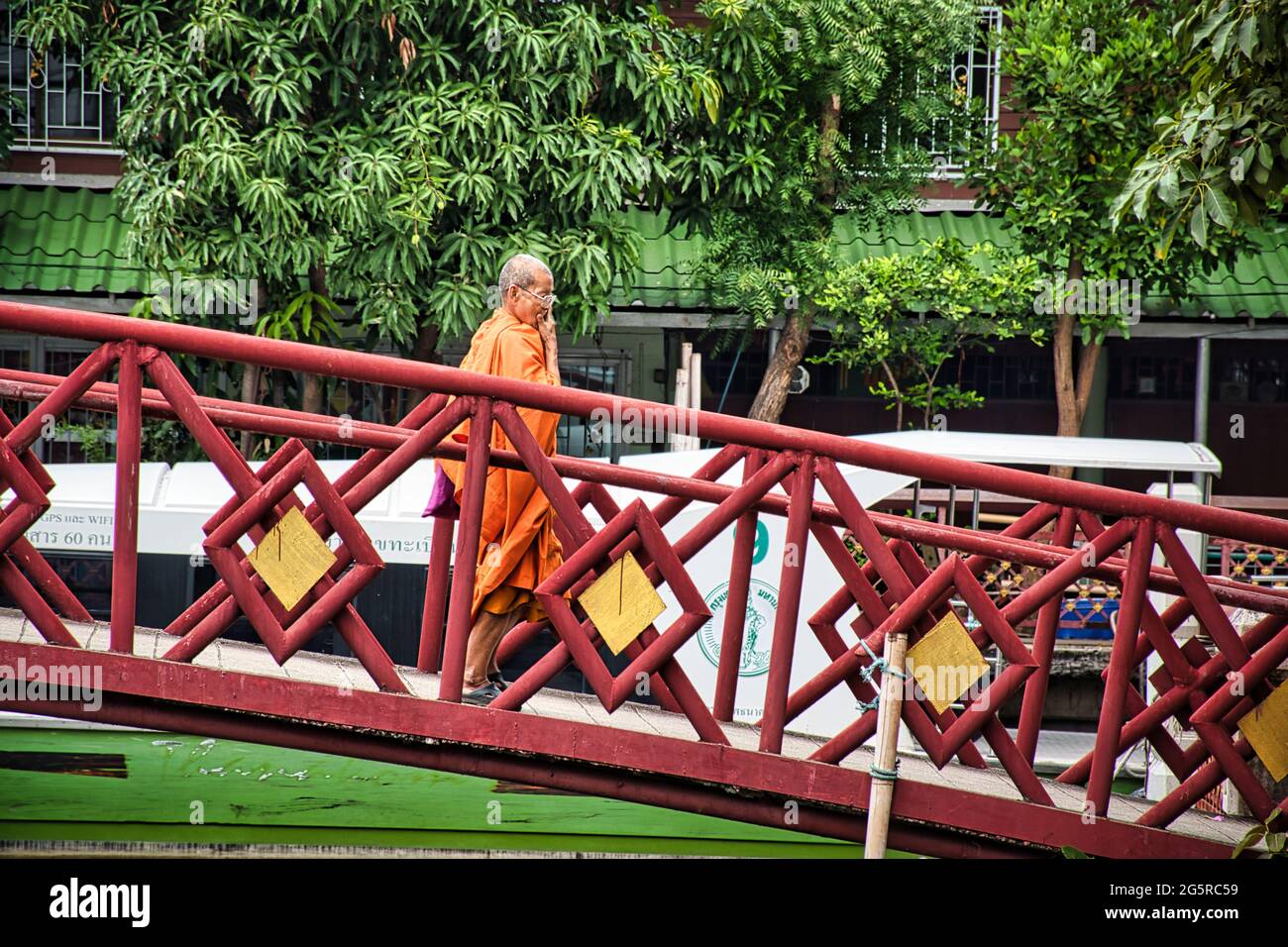 Bangkok, Thailandia 04.07.2021 Monaci nel parco che circonda il tempio di Wat Paknam Phasi Charoen Foto Stock