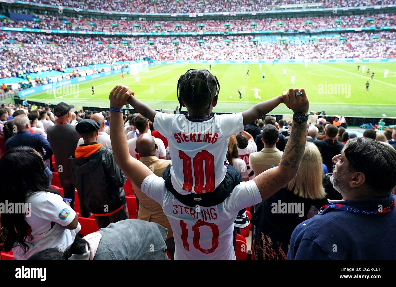 I fan dell'Inghilterra festeggiano il primo gol della partita, segnato dal raheem Sterling inglese durante il round UEFA Euro 2020 del 16 al Wembley Stadium di Londra. Data immagine: Martedì 29 giugno 2021. Foto Stock