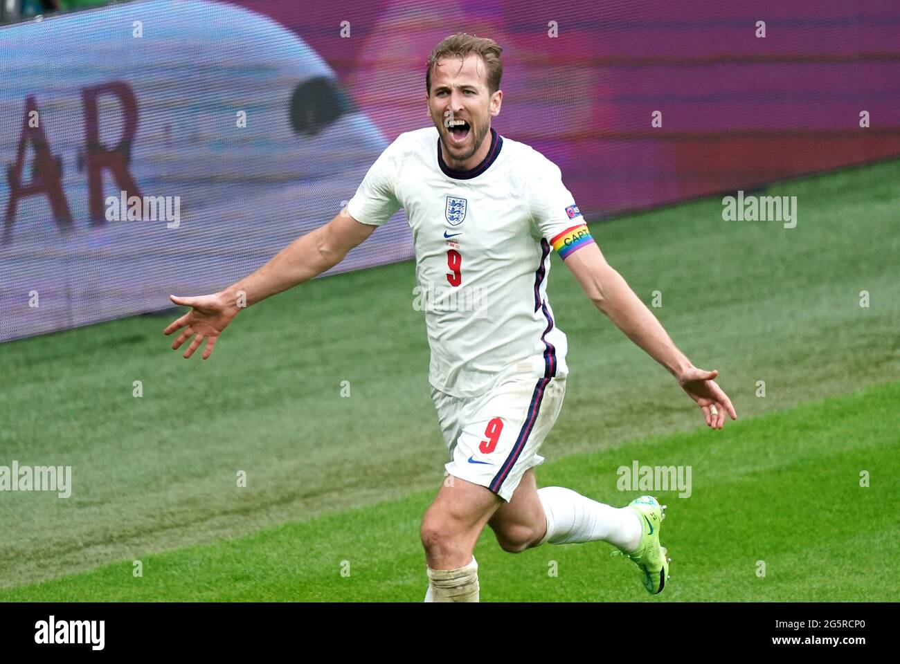 Harry Kane dell'Inghilterra festeggia il secondo gol della partita durante il round UEFA Euro 2020 del 16 al Wembley Stadium di Londra. Data immagine: Martedì 29 giugno 2021. Foto Stock