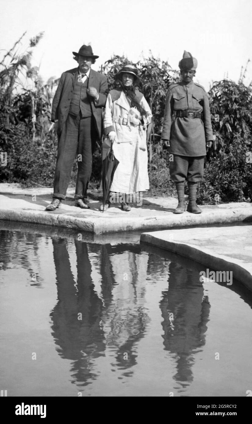 G.K. Chesterton (a sinistra) e sua moglie, Frances Chesterton, visitando la fontana di Eliseo vicino a Gerico all'inizio del 1920 in un viaggio verso la Terra Santa. Foto Stock