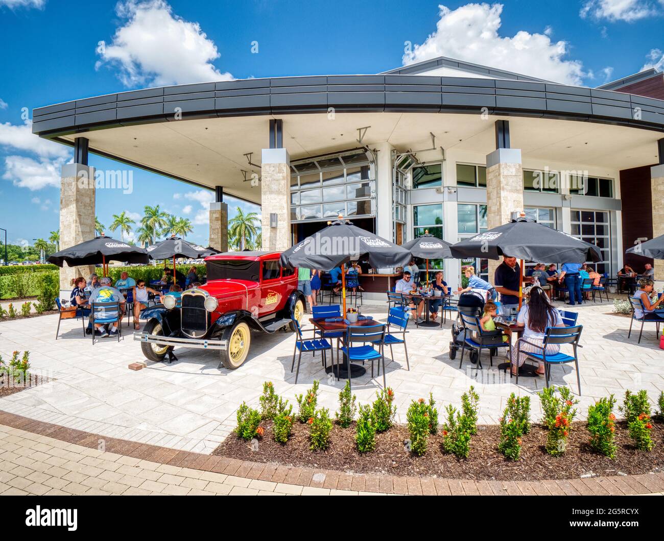 Il ristorante e bar del Fords Garage, con pasti all'aperto, si trova nel centro città dell'Università di Sarasota, Florida USA Foto Stock